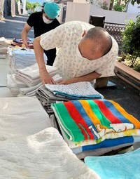 クリエイターらが協力し、一枚ずつ丁寧に仕分けする（前田さん提供）
