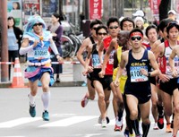 2015年の神戸マラソンでは水色の衣装で先頭集団を追いました