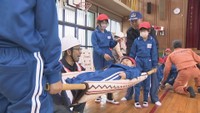 小学生が防災訓練　簡易担架の作り方やAEDの使い方など学ぶ　香川・さぬき市