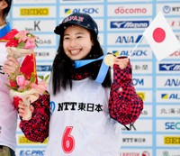 冬季アジア札幌大会で銅メダルを手に笑顔を見せる今井胡桃=2017年