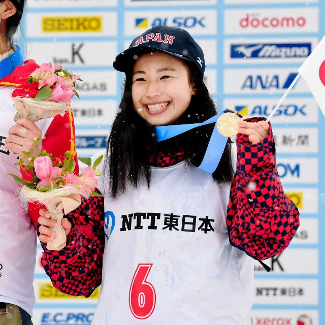 冬季アジア札幌大会で銅メダルを手に笑顔を見せる今井胡桃=2017年