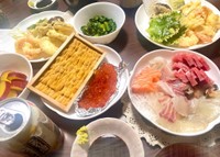 ほっぺたおちる義両親ごはん。義母の天ぷらもサクサクで最高。いつもsuuさんの大好物のいくらと雲丹を用意してくださるそう（suu双子ママさんXより）