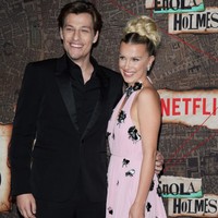 ジェイク・ボンジョヴィ（左）とミリー・ボビー・ブラウン