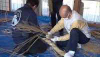 長さ約18mのしめ縄と、縄に垂らす「はかま」20本を4時間かけて完成させた