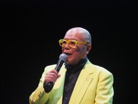 「食文化100年継承・鉄板会議2025」の司会を務めたタージン