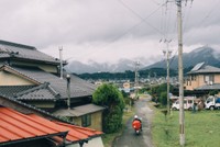 集落の中を郵便屋さんが走る。長野県喬木村にて