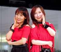 初コラボ曲の発売記念イベントを行った森口博子（右）と鮎川麻弥(2019年)