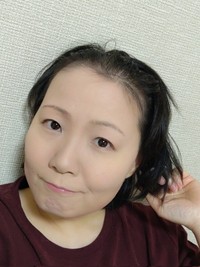 「再々発から再度の投薬治療ですって。あの苦しいのをもう１セットかぁ～そしてもっかい髪が抜けるよね～」（前田ゆきえさんのX、2023年4月の投稿から）