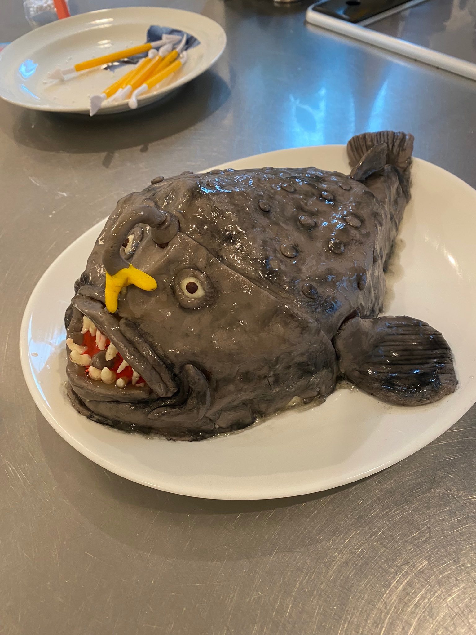 怖いからこっち見ないでw 子供も怯えるチョウチンアンコウの生々しすぎるケーキがsns席巻 まいどなニュース