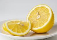 冷凍保存はレモンをカットしてから！※画像はイメージです（momomi12/stock.adobe.com）