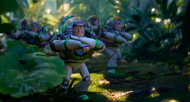 バズが大量に…一体何が？©2026 Disney/Pixar. All Rights Reserved.