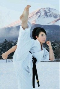 決戦に向け、雪山で特訓する空手家の前田瑠美