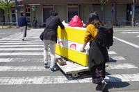 巨大ショートケーキを押しながら横断歩道を渡る(京都市上京区)