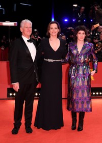 女優のシガニー・ウィーバー（中央）、夫のジム・シンプソン（左）、娘のシャーロット・シンプソン（右）ⓒＤＰＡ／共同通信イメージズ