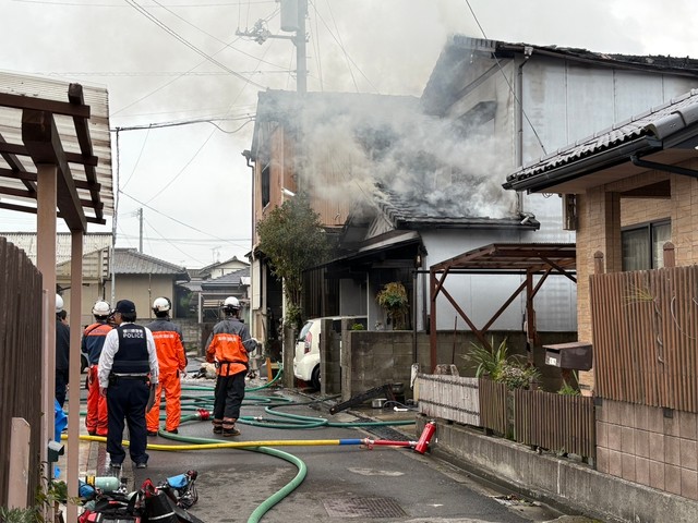 【速報】高松市で住宅火災　隣家にも延焼　女性1人搬送