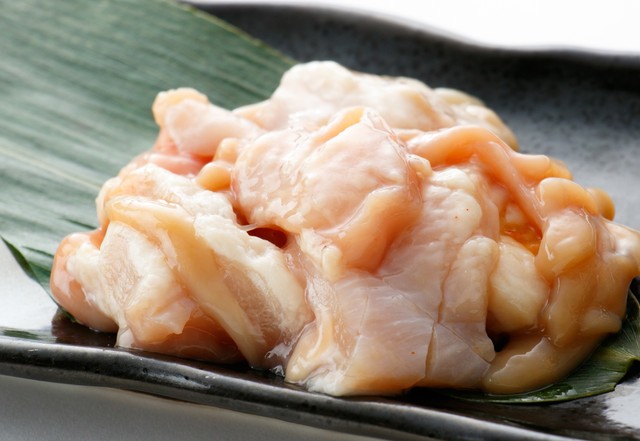 ホルモンは「皮の部分」から焼きはじめて！※画像はイメージです（Hanabou/stock.adobe.com）
