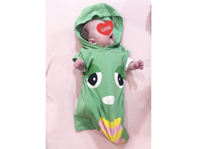 大人サイズのスウェットが、ほんの数分で生後4カ月のベビー服に大変身！お義母さまの裁縫の技術、凄すぎる〜！（画像提供：きゃびさん）