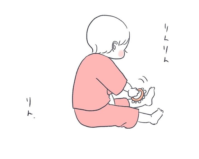 鈴のおもちゃで遊ぶこつぶちゃん（かばのきさん提供）
