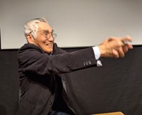 「Ｇメン’７５」で披露した射撃ポーズを再現する俳優・岡本富士太＝都内