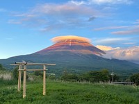 笠雲の影でシマシマになっている富士山「すごい写真だ！」と反響／アセンションマスターさん（@yococoass22）提供