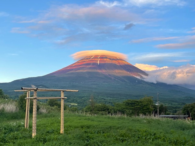 笠雲の影でシマシマになっている富士山「すごい写真だ！」と反響／アセンションマスターさん（@yococoass22）提供
