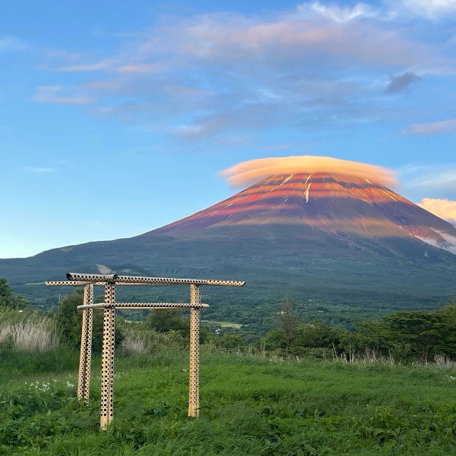 笠雲の影でシマシマになっている富士山「すごい写真だ！」と反響／アセンションマスターさん（@yococoass22）提供