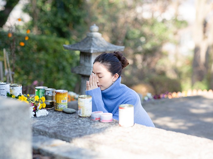 慰霊碑に手を合わせる松島花さん