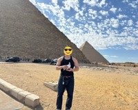 洗う前のデニムを着用した様子。昨年12月、エジプト旅行時に撮影／ニラ根っこしましょ。さん（@1leek1roots）提供