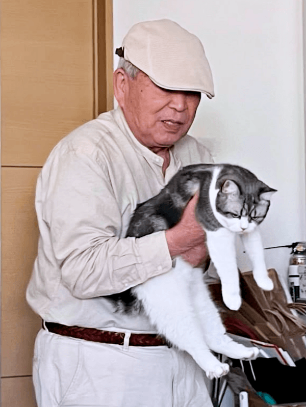 おじいちゃんに抱き上げられるぽぽちゃん（画像提供：Nanaさん）