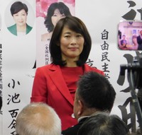 表情を引き締めた丸川珠代氏＝東京・渋谷