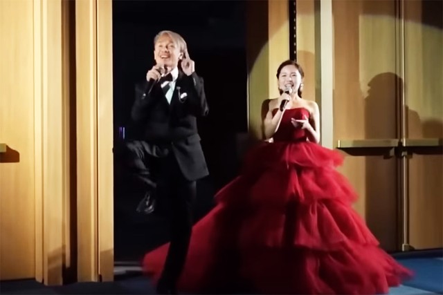 父娘で披露宴会場に『目抜き通り』を歌いながら登場。「新婦と新婦の父が歌うなんて、あるかいな！」と思ったという芝田さんですが、全力でパフォーマンス。（画像提供：YouTubeチャンネル　ゴロシバ王国より）