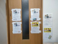 おもちさんの部屋のドア。いかにもハガキ職人という感じだ。