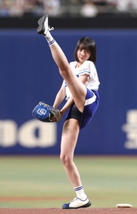 始球式を務めた岡田紗佳＝2025年