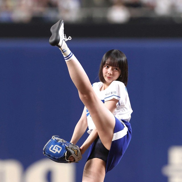 始球式を務めた岡田紗佳＝2025年