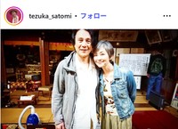 手塚理美のインスタグラム@tezuka_satomiより　真田広之と＝2019年5月26日