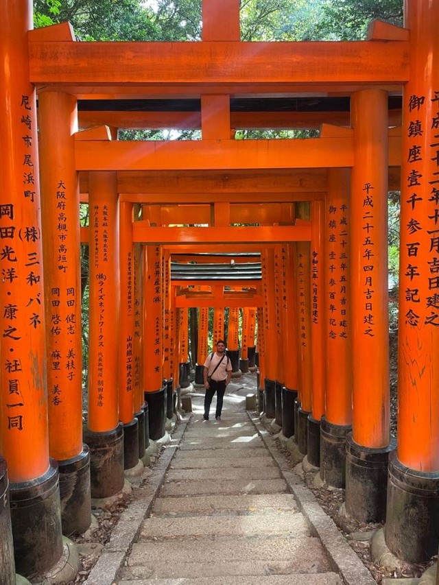 日本の神社を訪れた際の記念写真／Julian Biazziさん（@julianbiazzi）提供