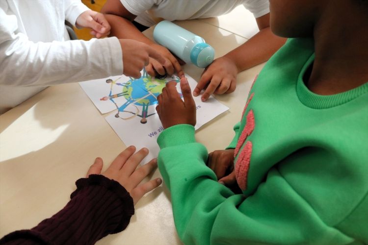 ピースアブルスクールの授業=2025年9月、オランダ・ハーグ、秋山訓子撮影