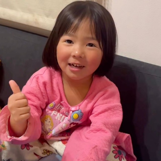 三女ちゃんは小さな手話の先生（提供：くりた家さん）
