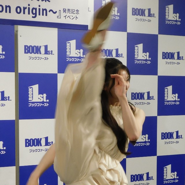 ハイキックを披露する宮原華音＝ブックファースト新宿店