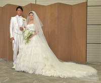 結婚披露宴前に取材に応じる永井大と中越典子＝2015年8月