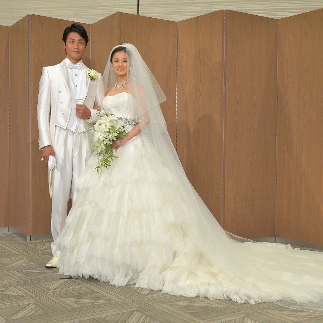 結婚披露宴前に取材に応じる永井大と中越典子＝2015年8月