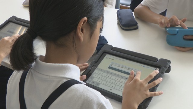 対話型AIの活用方法を学ぶ児童　坂出小学校　坂出市白金町