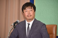 会見する山本晃久プロデューサー　(C)2021『ドライブ・マイ・カー』製作委員会