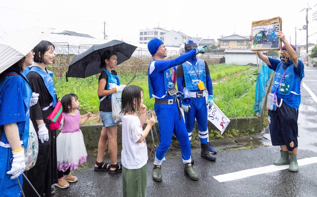ごみ拾いの史跡を巡る参加者たち。戦隊ヒーロー姿の利用者らが案内に当たった（京都市北区）＝スウィング提供