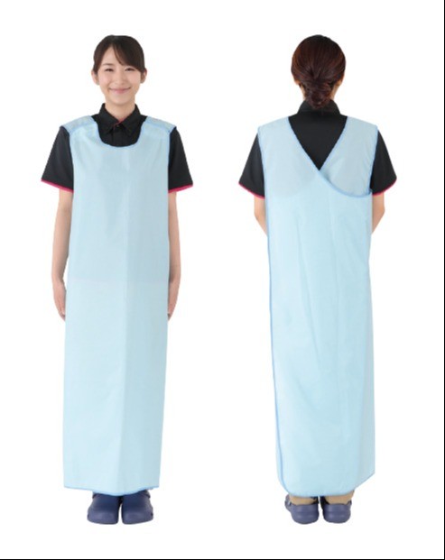 頭からかぶって着るタイプの「入浴介護エプロン」の新商品。耐久性や軽量化の面で改良されたという