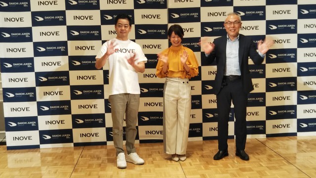 高木さんをはさんで第一住建の松尾武代表取締役（左）と近大の世耕弘さん