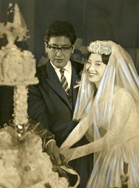 結婚披露宴でケーキにナイフを入れる故・大島渚さん（左）と小山明子＝1960年ごろ