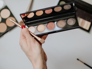 つまらない職場向けのメイク。目尻にすこしピンクを指した、新しい私