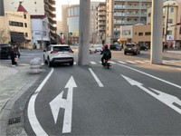 多くのドライバーは器用に通っていきますが…（浜坂三角さん提供）