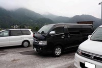 駐車場からバイクごと盗まれた黒のハイエース（小川泰平氏提供）